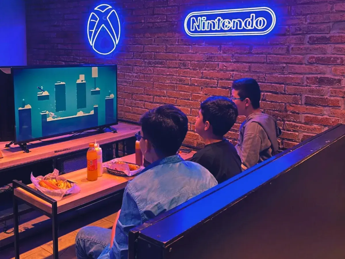 Chicos jugando juntos en un living de Safe Zone