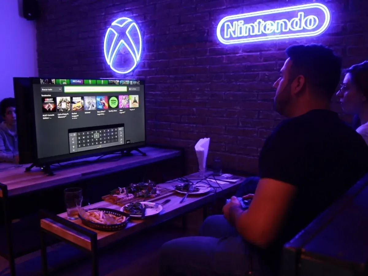 Living con Xbox, sillón y comida sobre la mesa