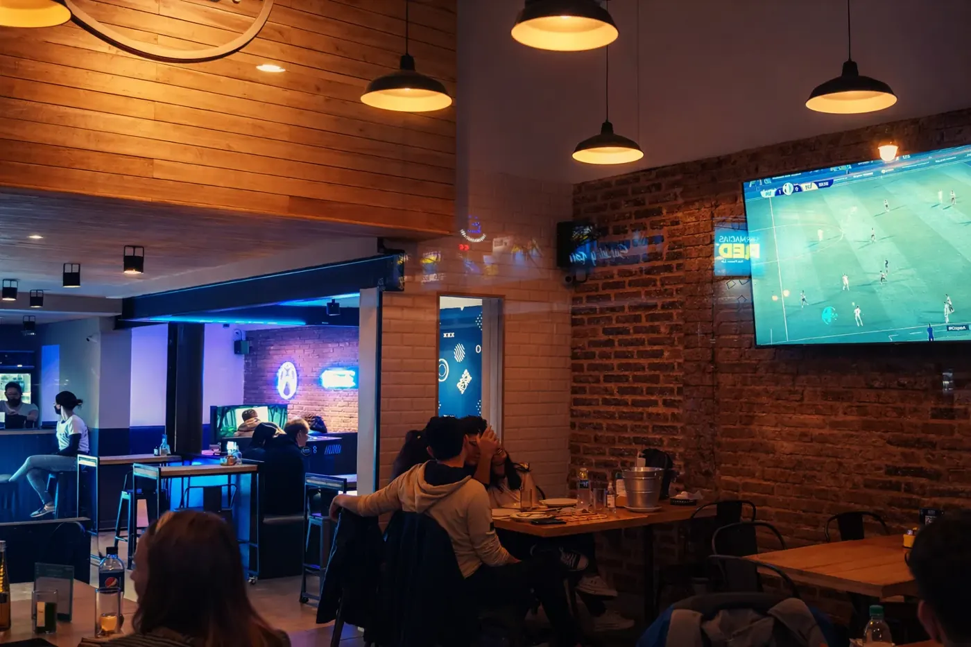 Salón con mesas y pantalla grande