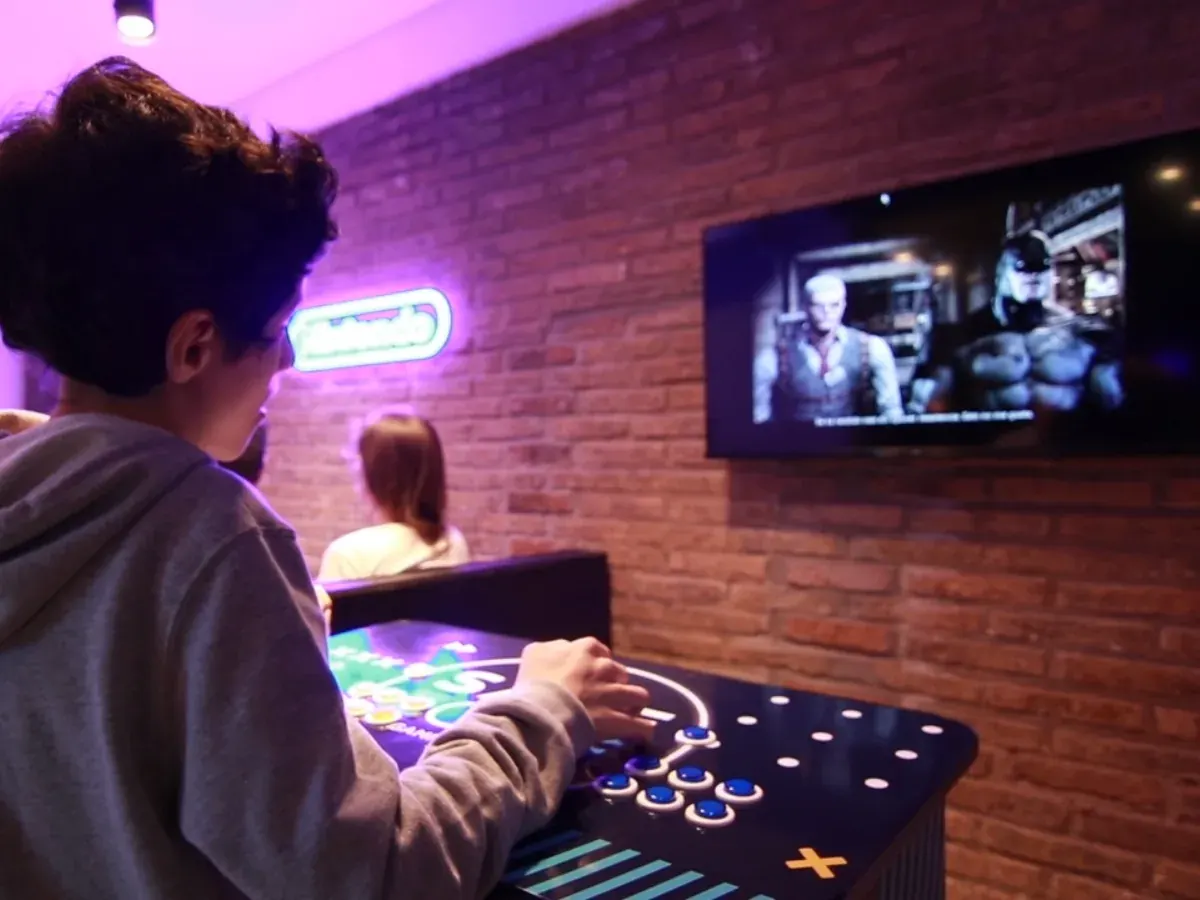 Chico jugando en la consola retro de la entrada