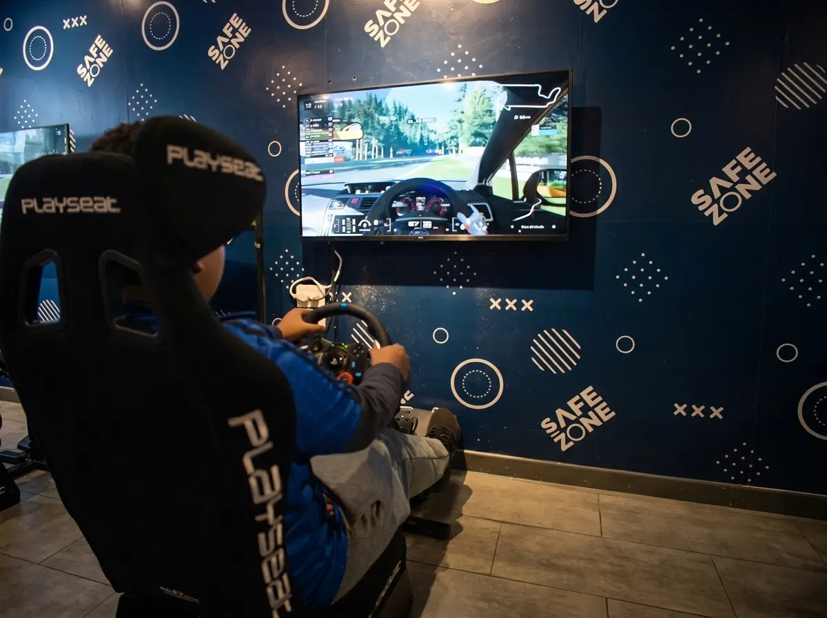Persona jugando en el simulador de carreras con volante
